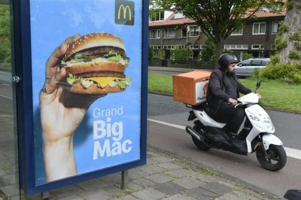 Zeg het maar, vlees- en visreclames in bushokjes verbieden of niet?