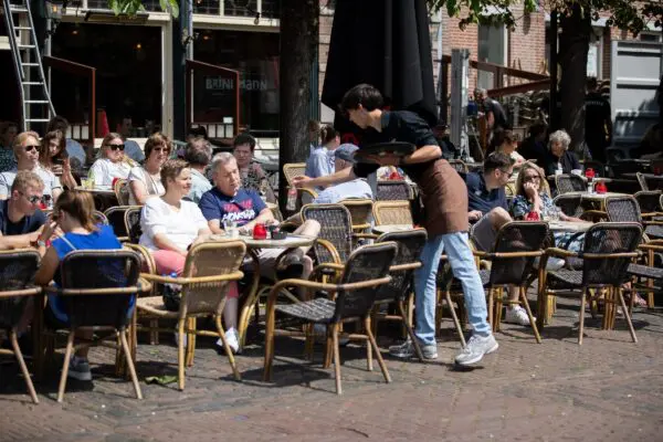 Laat jongeren in bijstand ook bijverdienen