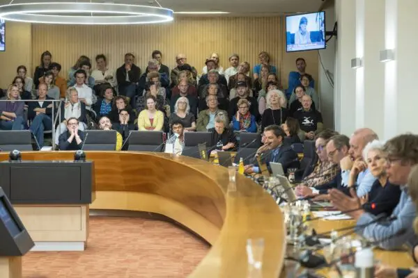 Kamerleden en ministers bij gemeenteraad