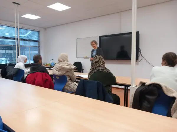 ‘Ga naar een taalklas voor statushouders en er gaat een wereld voor je open’