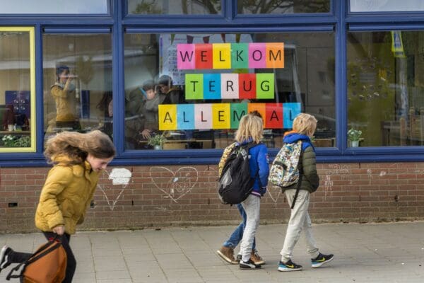 Weer naar school: opgelopen achterstanden, maar ook meer persoonlijke aandacht door halve klassen